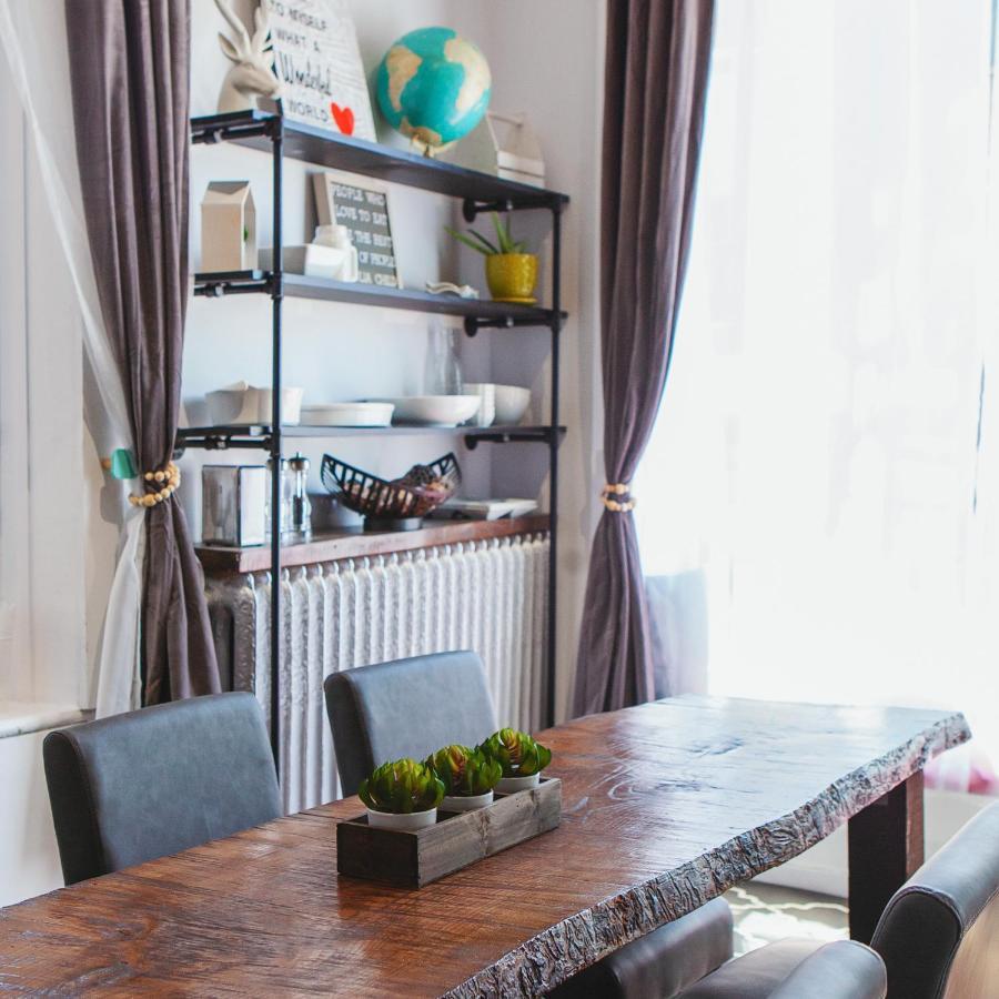 Hip Heritage Main Floor Flat In Downtown District Белвил Екстериор снимка