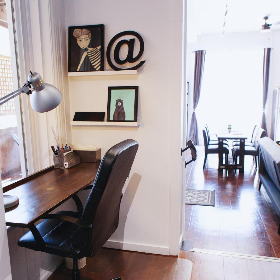 Hip Heritage Main Floor Flat In Downtown District Белвил Екстериор снимка
