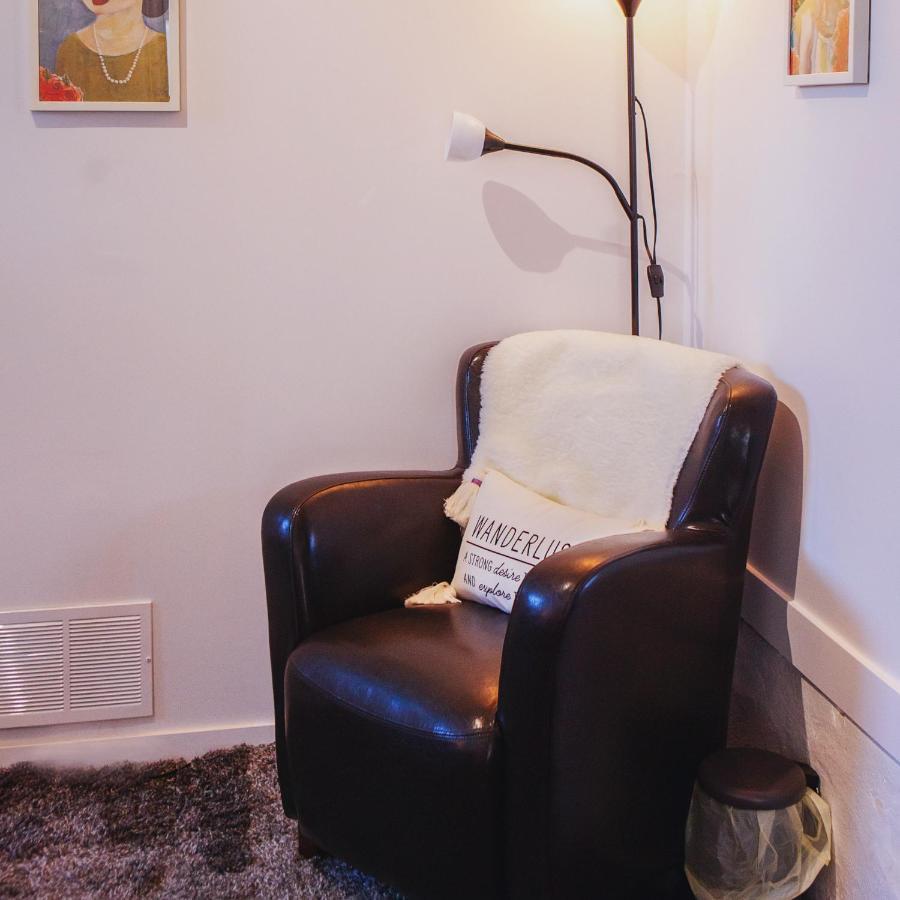 Hip Heritage Main Floor Flat In Downtown District Белвил Екстериор снимка