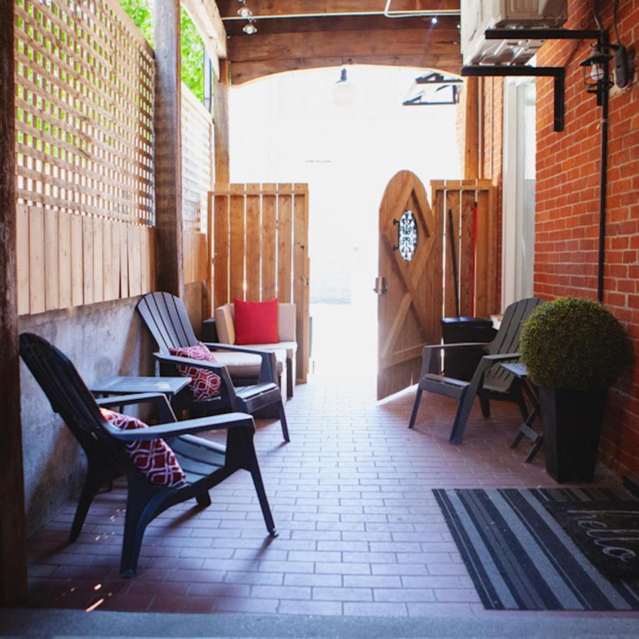 Hip Heritage Main Floor Flat In Downtown District Белвил Екстериор снимка