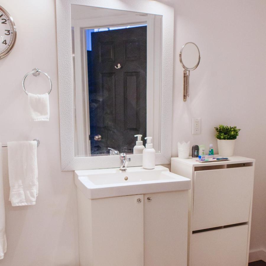 Hip Heritage Main Floor Flat In Downtown District Белвил Екстериор снимка