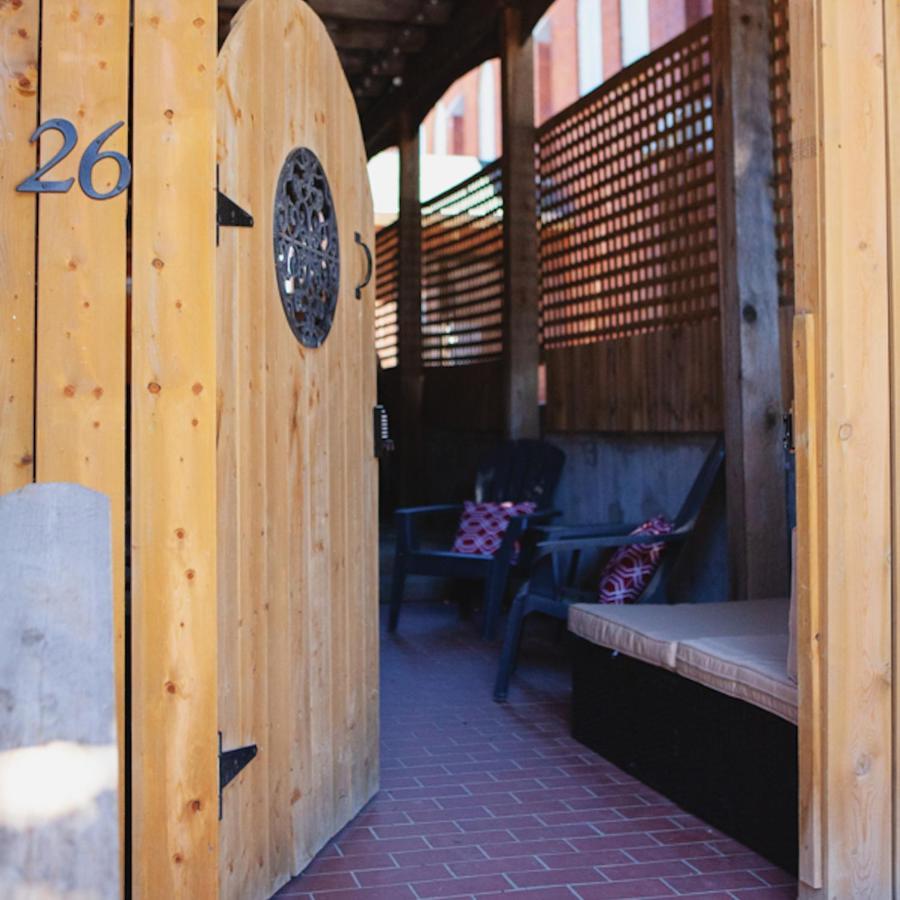 Hip Heritage Main Floor Flat In Downtown District Белвил Екстериор снимка