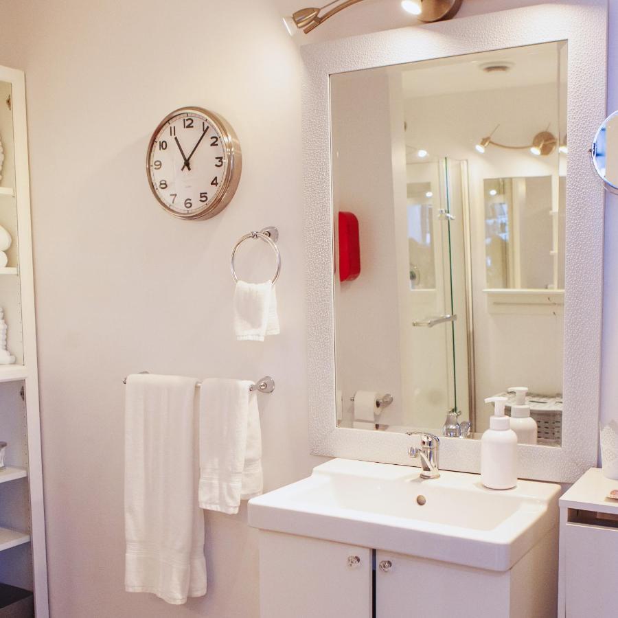 Hip Heritage Main Floor Flat In Downtown District Белвил Екстериор снимка