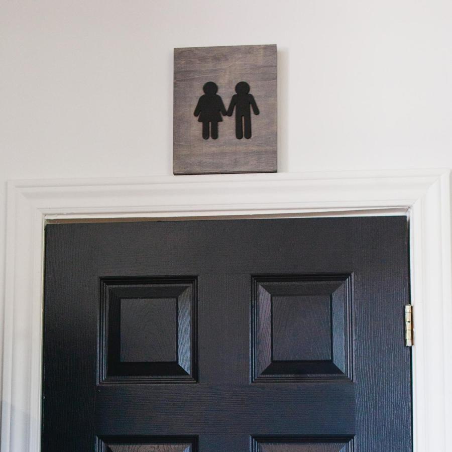 Hip Heritage Main Floor Flat In Downtown District Белвил Екстериор снимка